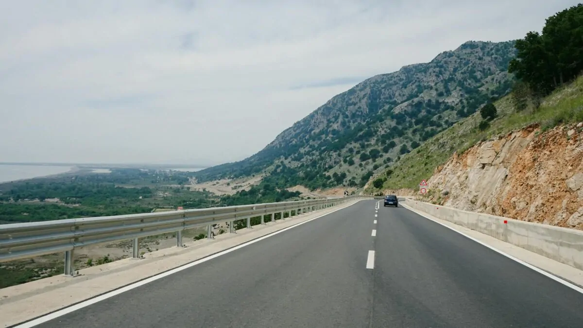 Albanie : Vignette ou Péage Routier? Le Guide Complet pour les Automobilistes 🇦🇱
